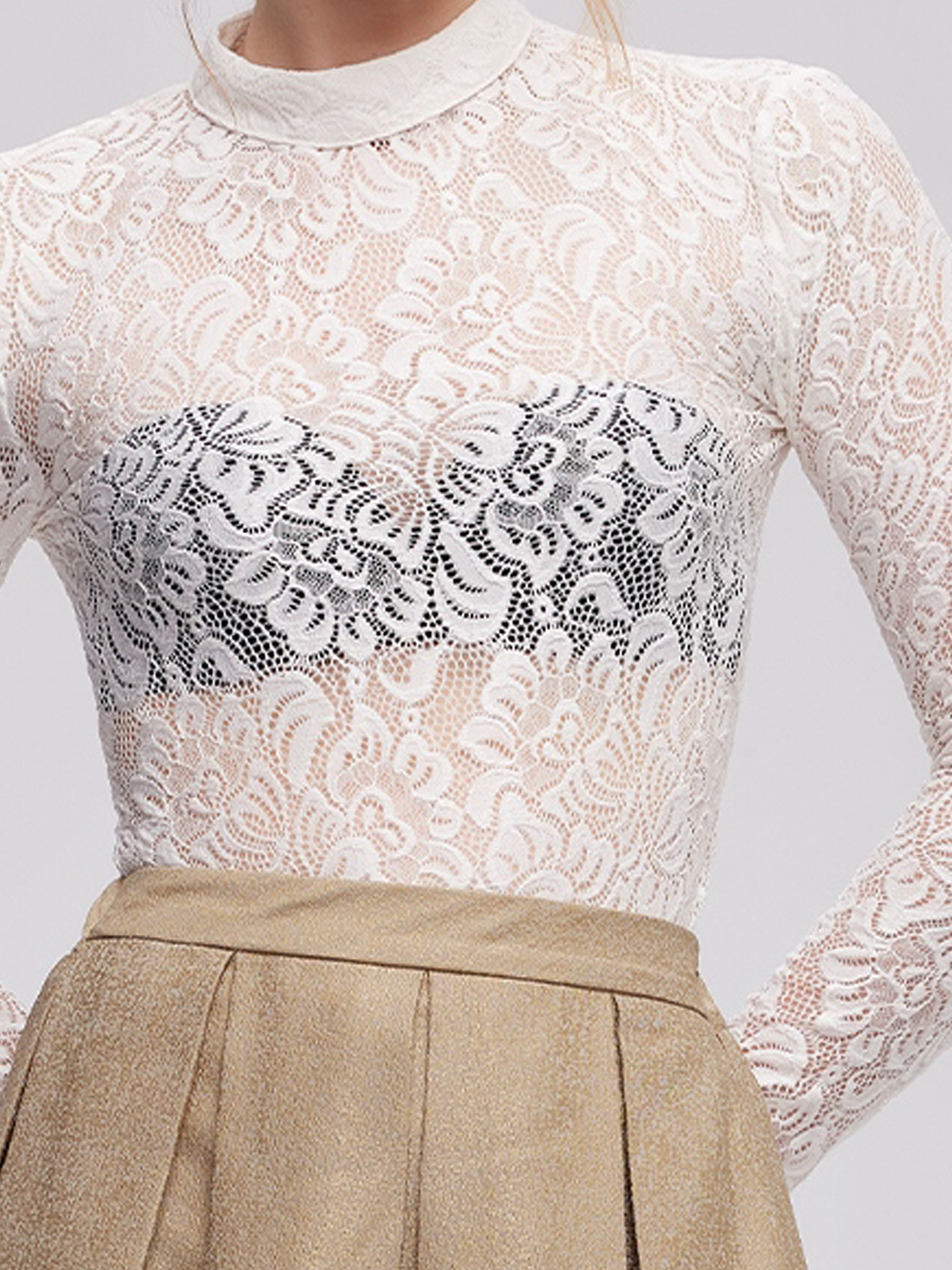 Weiße Dirndl mit eleganter Bluse