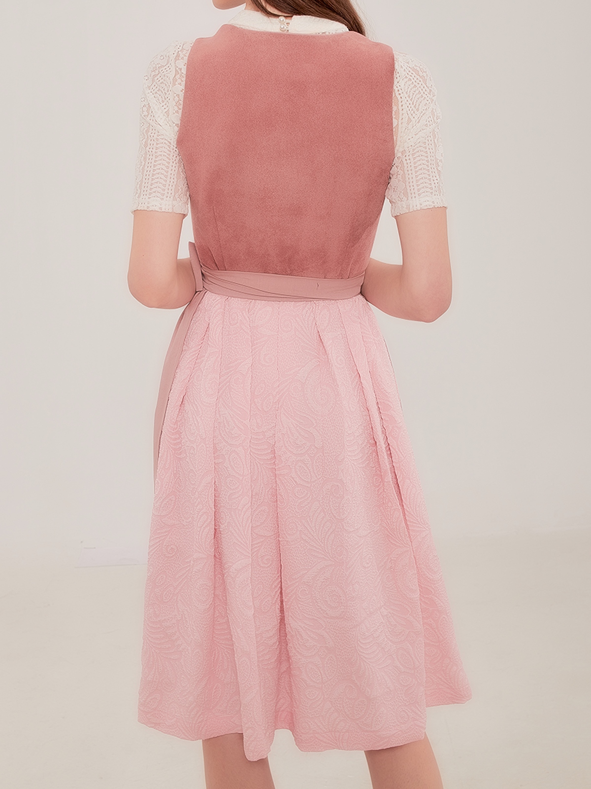 Modernes Dirndl in Rosa