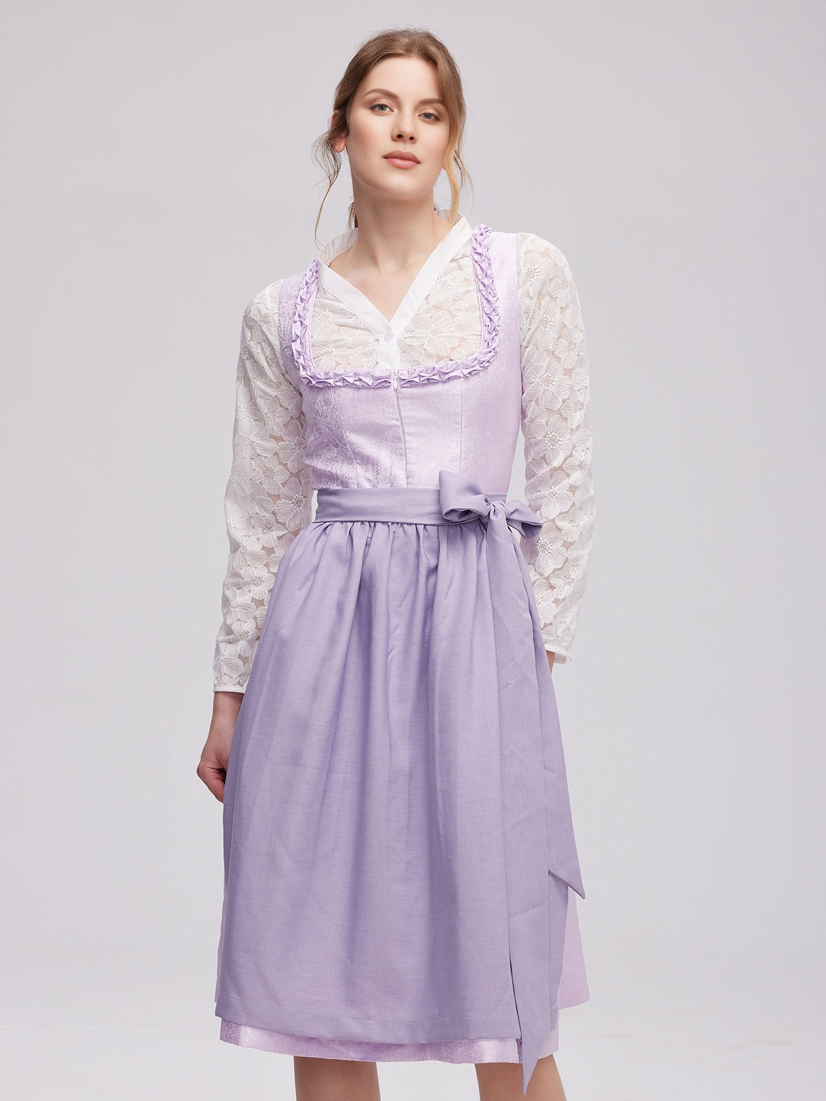 Modernes lila Dirndl mit eleganter Silhouette