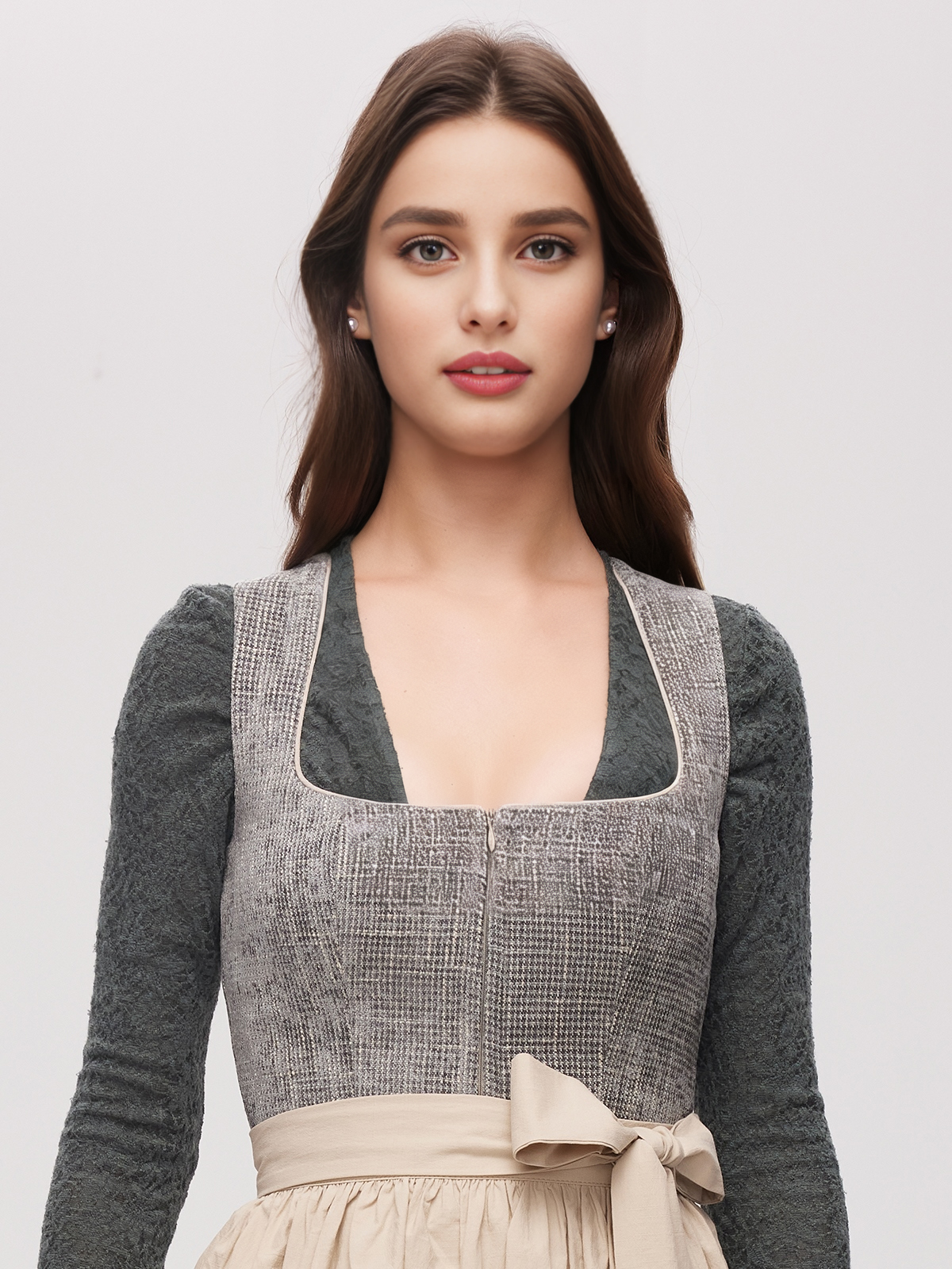 Traditionelles Dirndl mit modernem V-Ausschnitt